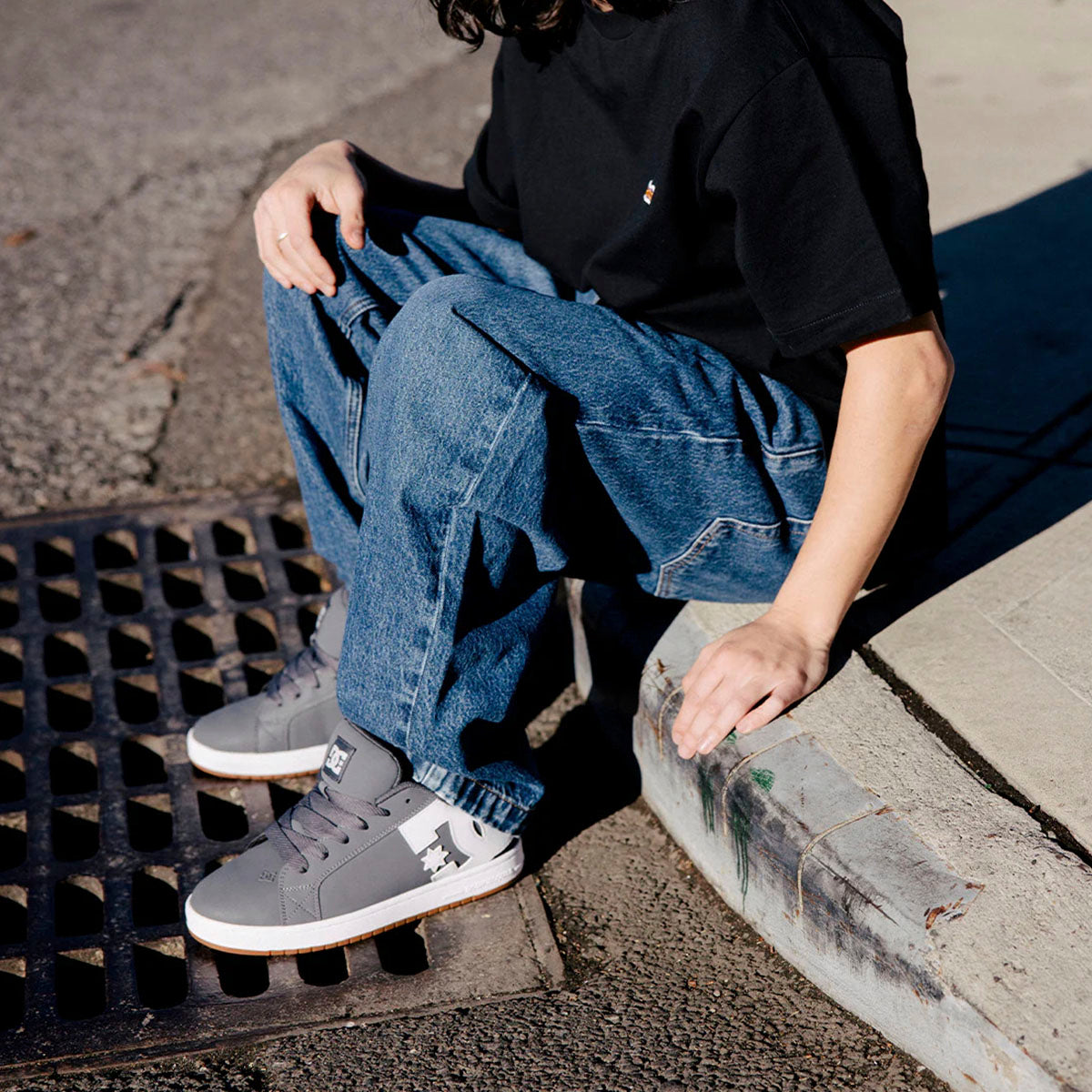 TENIS DC SHOES COURT GRAFFIK PARA CABALLERO COLOR GRIS BLANCO