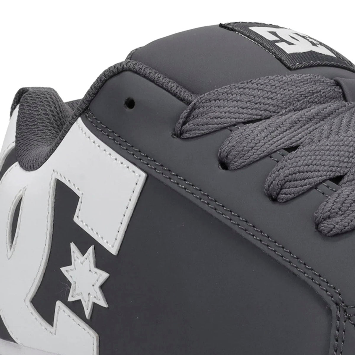 TENIS DC SHOES COURT GRAFFIK PARA CABALLERO COLOR GRIS BLANCO