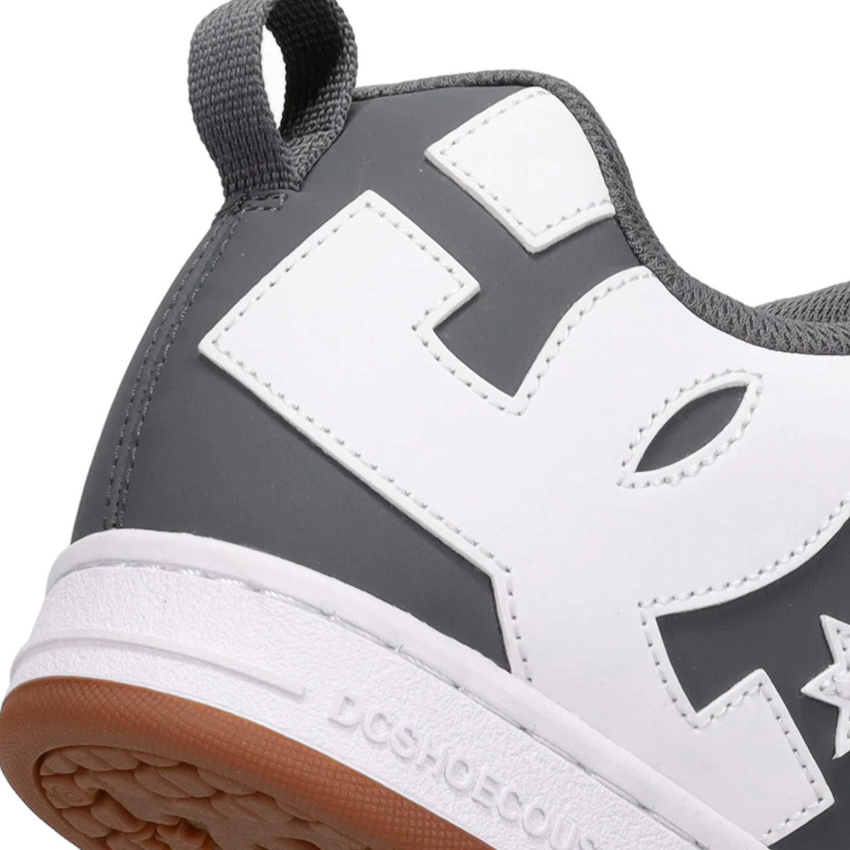 TENIS DC SHOES COURT GRAFFIK PARA CABALLERO COLOR GRIS BLANCO